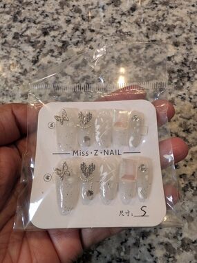 Source Unknown White Glitter Press-On Nails with Rhinestone & Butterfly Accents